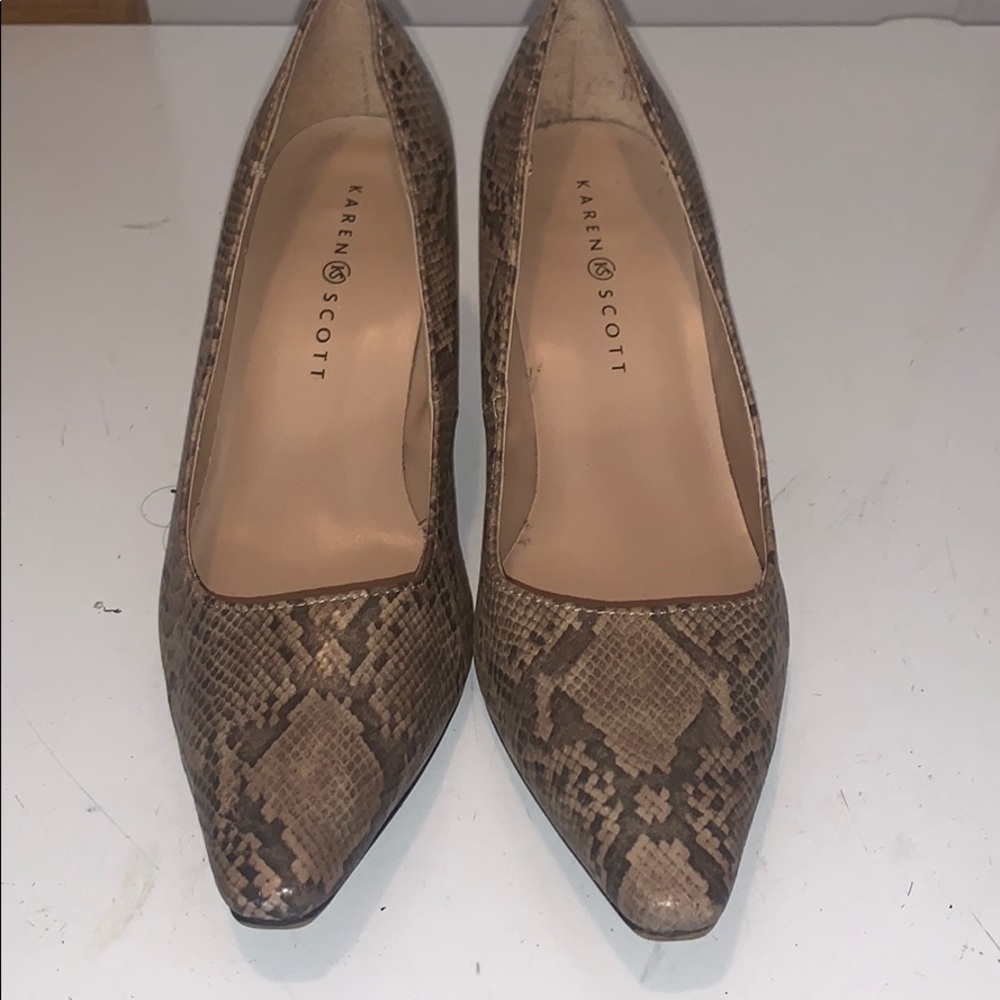 Leopard pumps
